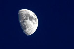 ¿Ovni a la vista? Una cámara captó un objeto extraño cerca de la Luna (VIDEO)