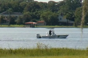 Dos niños murieron cuando un rayo atravesó un bote de remos en lago de Orlando