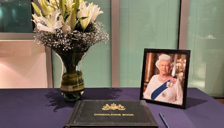 Delcy Eloína firmó libro de condolencias en la embajada británica por muerte de Isabel II