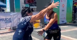 “Sí se pudo”: Llegó última en la maratón y su madre la esperó con los brazos abiertos (VIDEO)