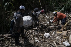 Familiares buscan sobrevivientes del deslave en Las Tejerías hasta por redes sociales