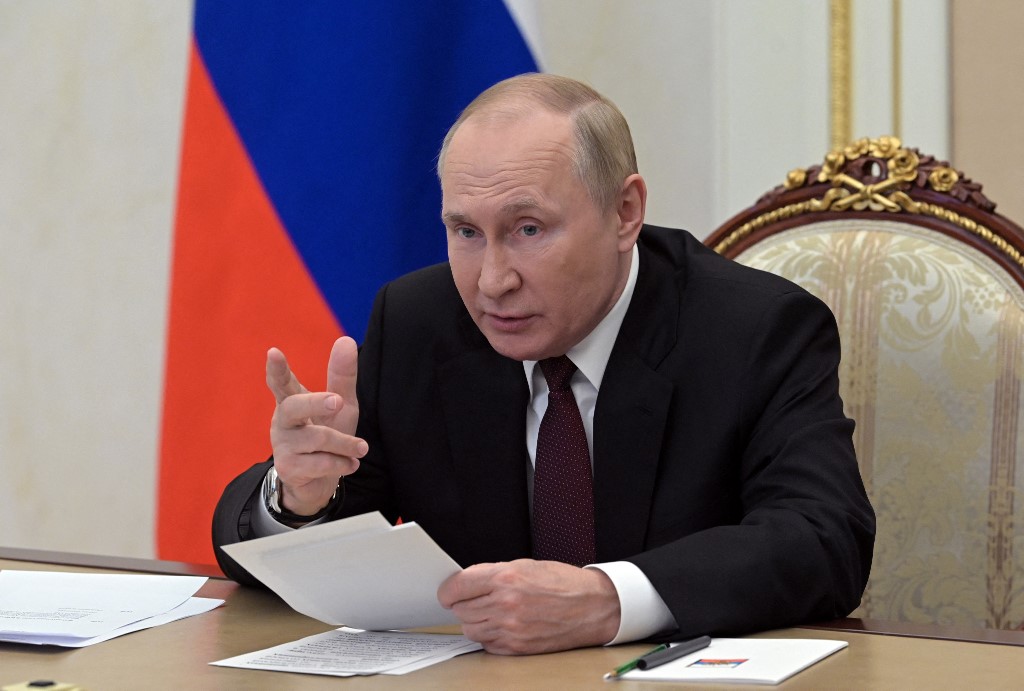 Difundieron extrañas imágenes de las manos de Putin que vuelven a poner en duda su estado salud