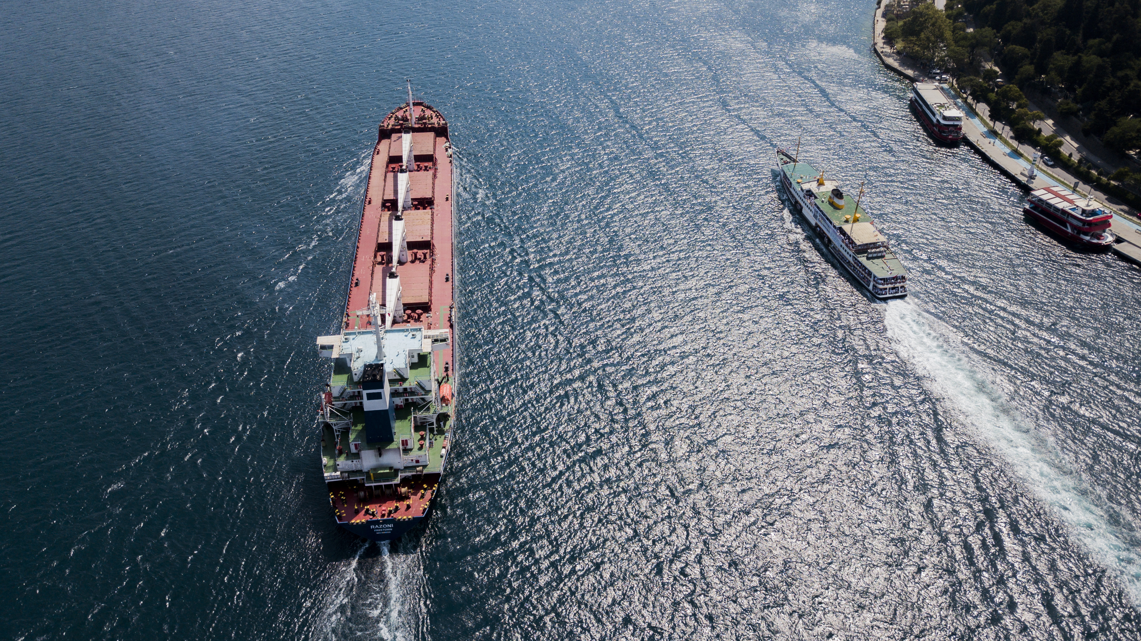 Barcos con granos zarparon desde puertos de Ucrania y navegan hacia corredor humanitario en el mar Negro