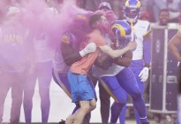 El momento en que dos jugadores de Los Angeles Rams derriban a un intruso durante un partido de la NFL (VIDEO)