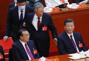 Momento en el Xi Jinping ordena sacar a la fuerza al expresidente Hu Jintao del Congreso del Partido Comunista chino (VIDEO)