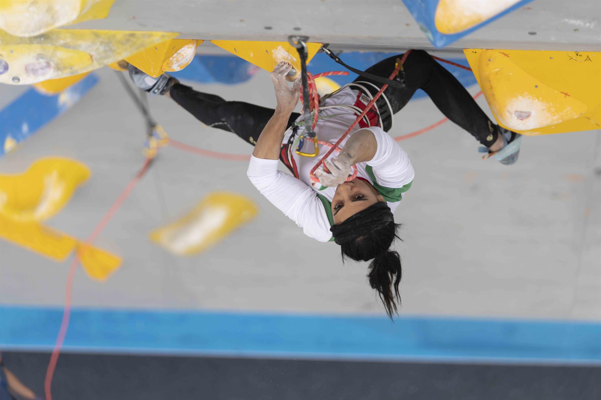La atleta Elnaz Rekabi recibida al grito de campeona por el público en Irán