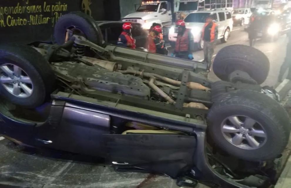 Al menos un muerto dejó colisión entre cuatro vehículos en la autopista Valle-Coche