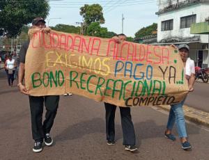 Exigiendo sus derechos: Pensionados marcharon hasta la Defensoría del Pueblo en Amazonas este #27Oct (FOTOS)