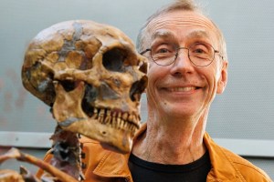 La historia de Svante Pääbo, el cazador de ADN que se ganó el Nobel de Medicina por lograr lo que parecía imposible