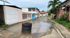 Más de seis meses tiene desbordada una cloaca en comunidad de San Félix (FOTOS)