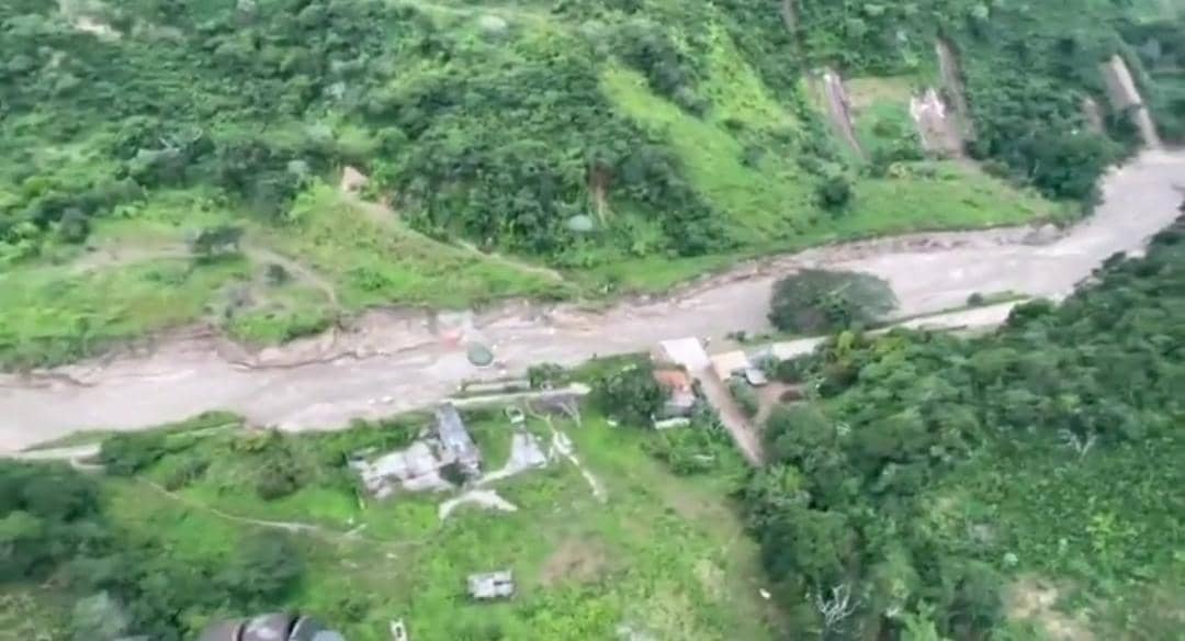 EN VIDEO: helicópteros lanzan cargas con alimentos y agua a lugares de Las Tejerías con difícil acceso
