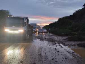 Conductores reportan obstáculos en la Troncal 9 entre Anzoátegui y Miranda (FOTOS)