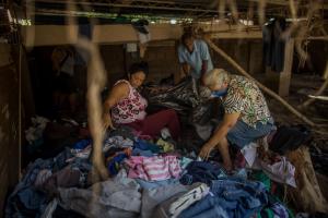 Entre la ayuda y la necesidad, así es la vida en la zona del deslave en Las Tejerías (Fotos)