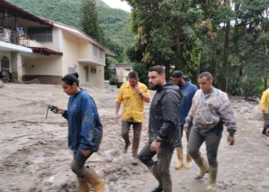 VIDEO: Alcalde chavista fue interrumpido por caudal de agua cuando declaraba en El Castaño