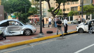 Imágenes sensibles: Colisión en la Plaza Francia de Altamira dejó a un herido grave