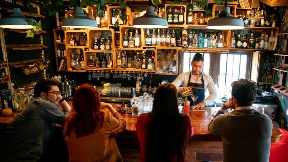 Polémica en España por bar que cobra a los clientes que no consumen nada