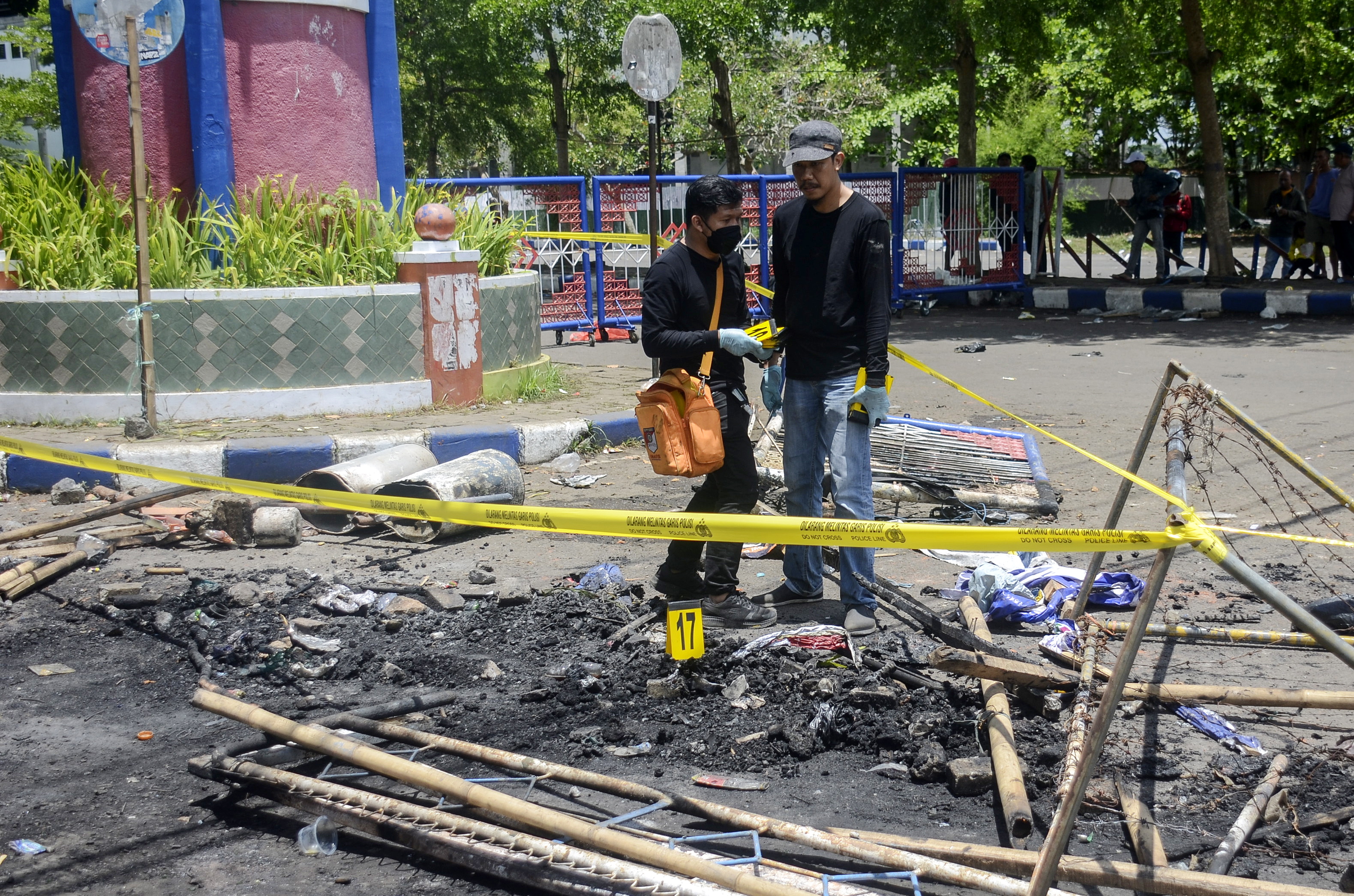 Autoridades de Indonesia rebajan a 125 los muertos en tragedia de fútbol por “error en el registro” en hospitales