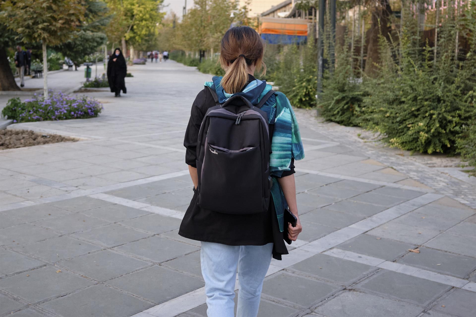 El revolucionario acto de caminar por la calle sin velo en Irán