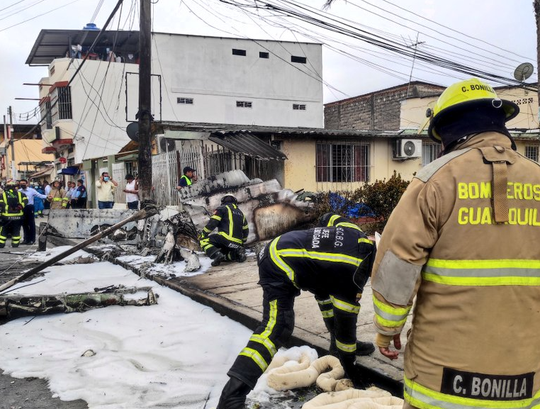 EN VIDEO: la caída fatal de una avioneta sobre transitada calle de Guayaquil