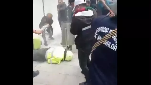 Le cayeron a palos a policía en el suelo durante fuertes disturbios en Bogotá (Video)