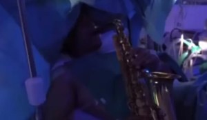 Increíble: Músico toca el saxofón mientras es intervenido por un tumor en su cerebro (VIDEO)