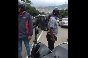 Volcamiento de camioneta dejó un herido en la salida del túnel La Planicie (Video)