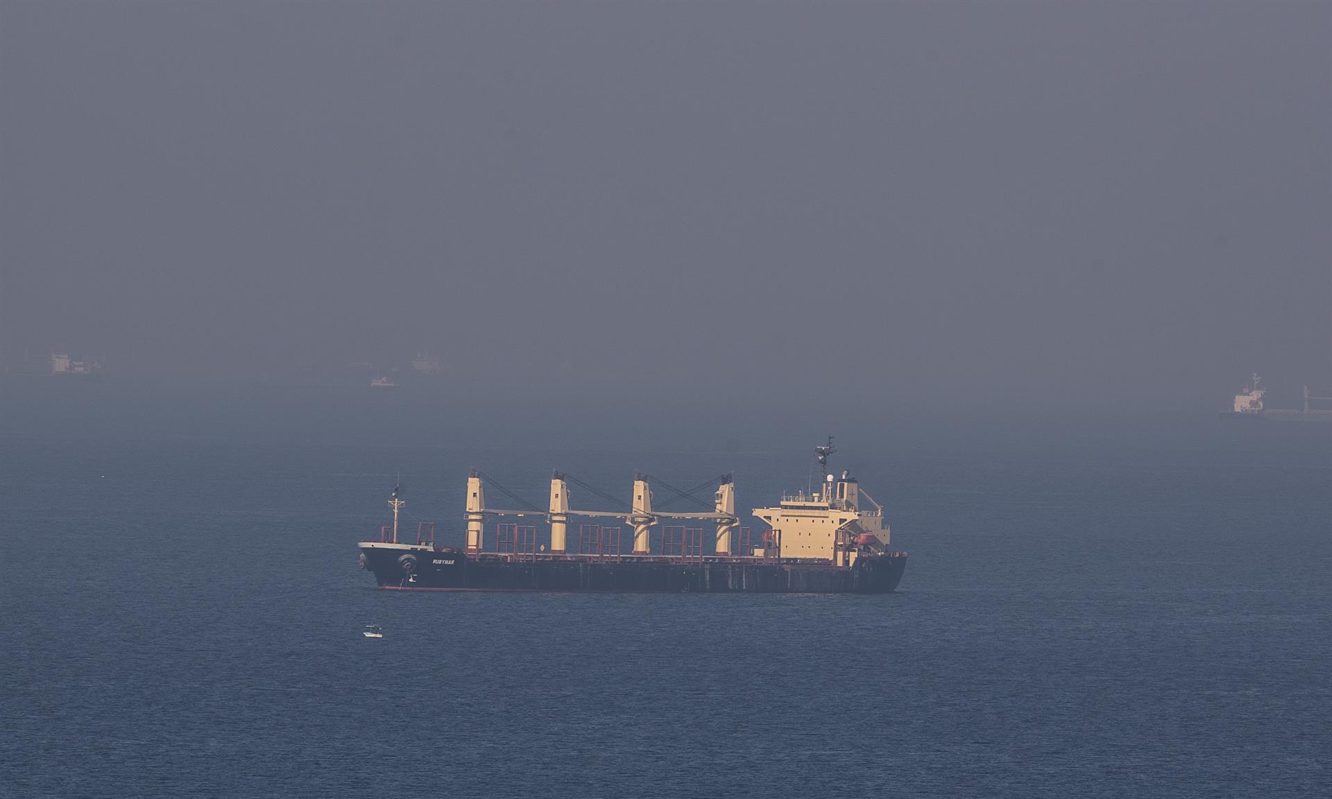Salen seis buques de Ucrania tras reanudarse el acuerdo del grano
