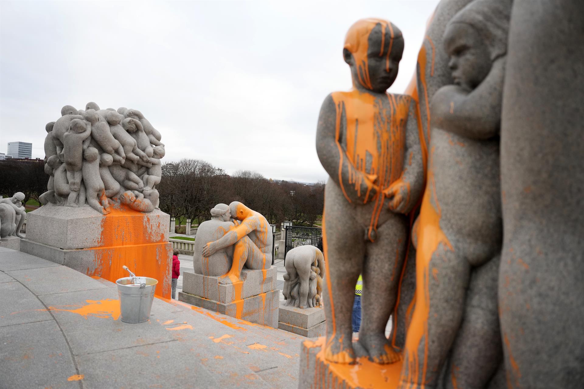 Ecologistas pintan de naranja un monolito en un famoso parque de Oslo
