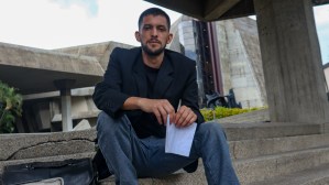 “Poemas por limosnas”: La idea de un joven venezolano para llenar de poesía a Caracas (VIDEO)