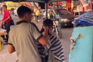 VIRAL: Barbero gana 1.200 dólares al mes cortando cabello en las calles de Caracas (VIDEO)