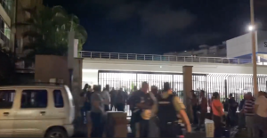 En VIDEO: Venezolanos hacen kilométricas colas nocturnas para comprar primeros en el Black Friday
