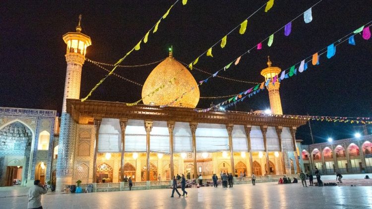 Irán detiene a 26 extranjeros por el ataque en el mausoleo de Shiraz