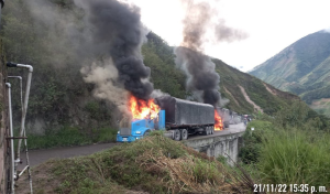 Guerrilleros calcinaron ocho camiones de carga en una carretera rural de Cúcuta (video)