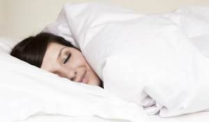 Por qué dormir sobre el lado derecho es mejor para la salud del cerebro