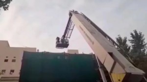Ladrón con vértigo intentó escapar por los techos de un edificio, pero acabó pidiendo rescate (VIDEO)