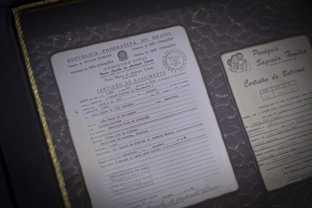 Certificado de nacimiento y de bautismo de el “Rey” Pelé (Fotos)