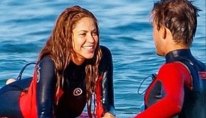 Shakira niega tener una relación sentimental con su instructor de surf