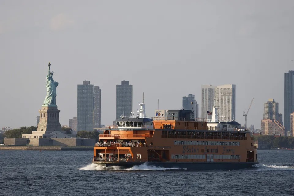 Ferry de Staten Island se incendió en puerto de Nueva York con casi 700 pasajeros a bordo
