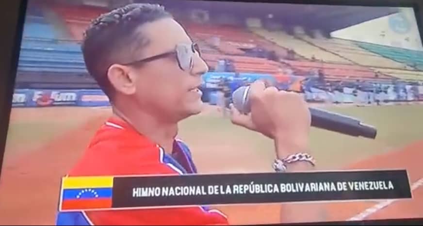 “Sublime aliento al tiempo llegó”: la vergonzosa interpretación del Himno en un partido de la Lvbp (VIDEO)