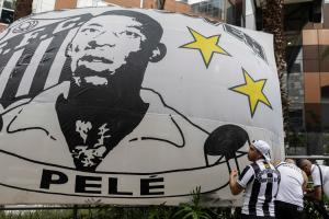 Santos usará una corona en su uniforme para homenajear a Pelé