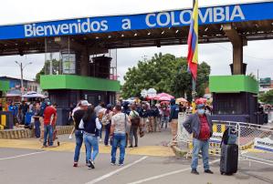 Colombia agiliza el paso peatonal por los puentes fronterizos con Venezuela