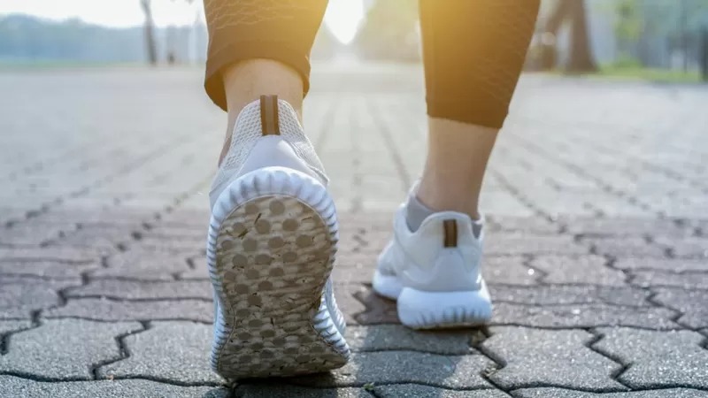 Caminatas de 11 minutos diarias reducen la muerte prematura, según estudio