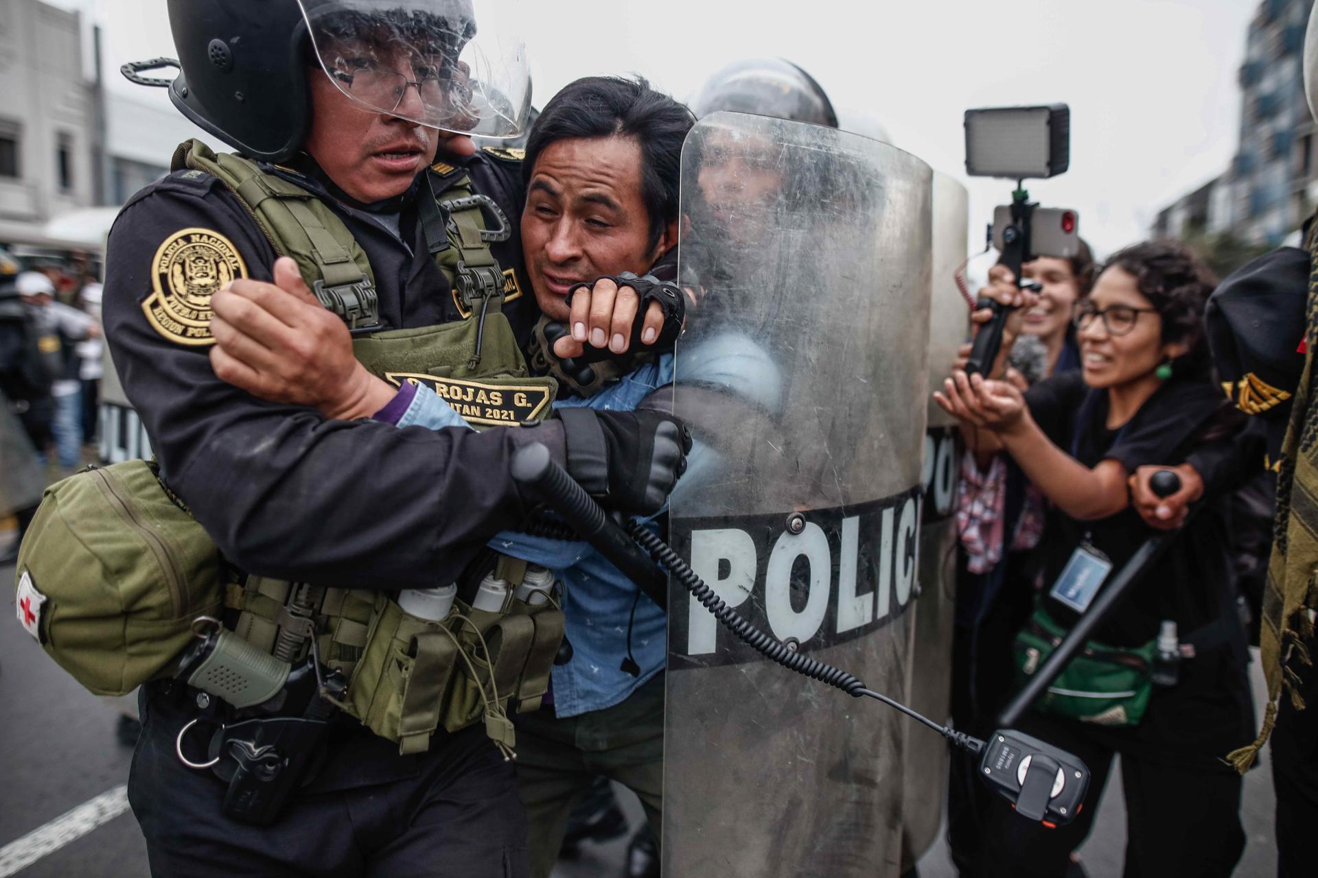 Presidenta de Perú llama a la calma tras las protestas ocurridas en varias ciudades