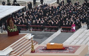 El papa emérito Benedicto XVI fue enterrado en un triple ataúd, ¿por qué?