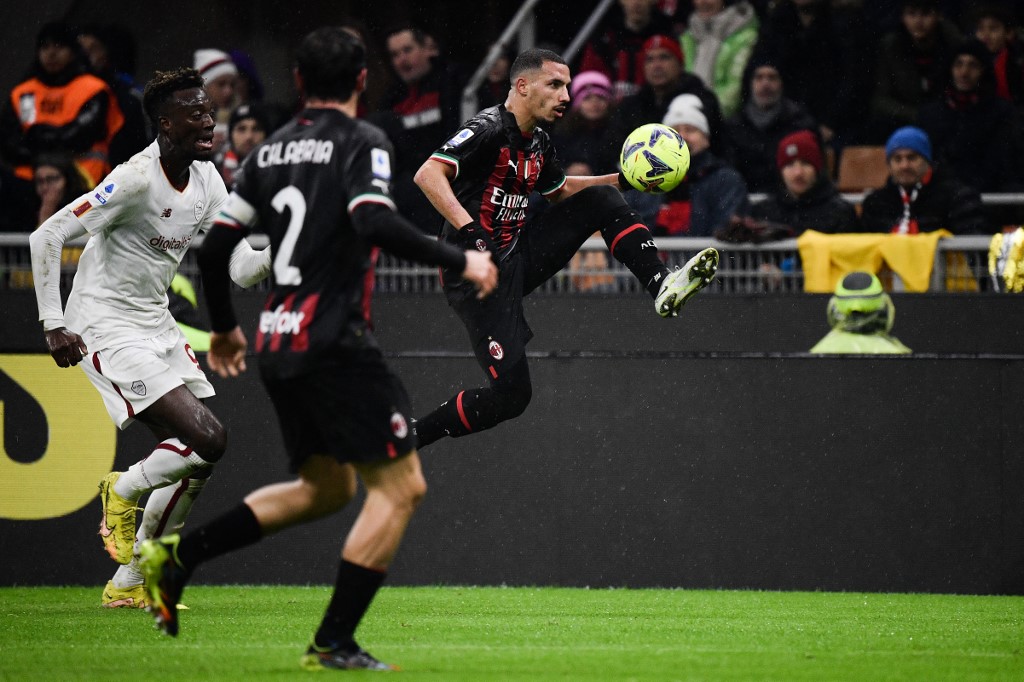 El centrocampista Ismaël Bennacer renovó su contrato con el AC Milan