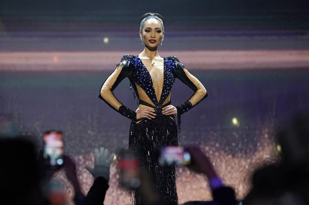 R’Bonnye Gabriel empezó su reinado del Miss Universo 2022 con una investigación a cuestas