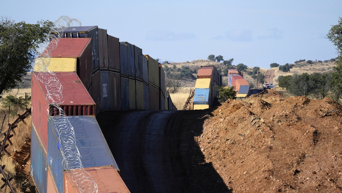 Arizona inicia el retiro del “monstruoso” muro de contenedores levantado en la frontera con México
