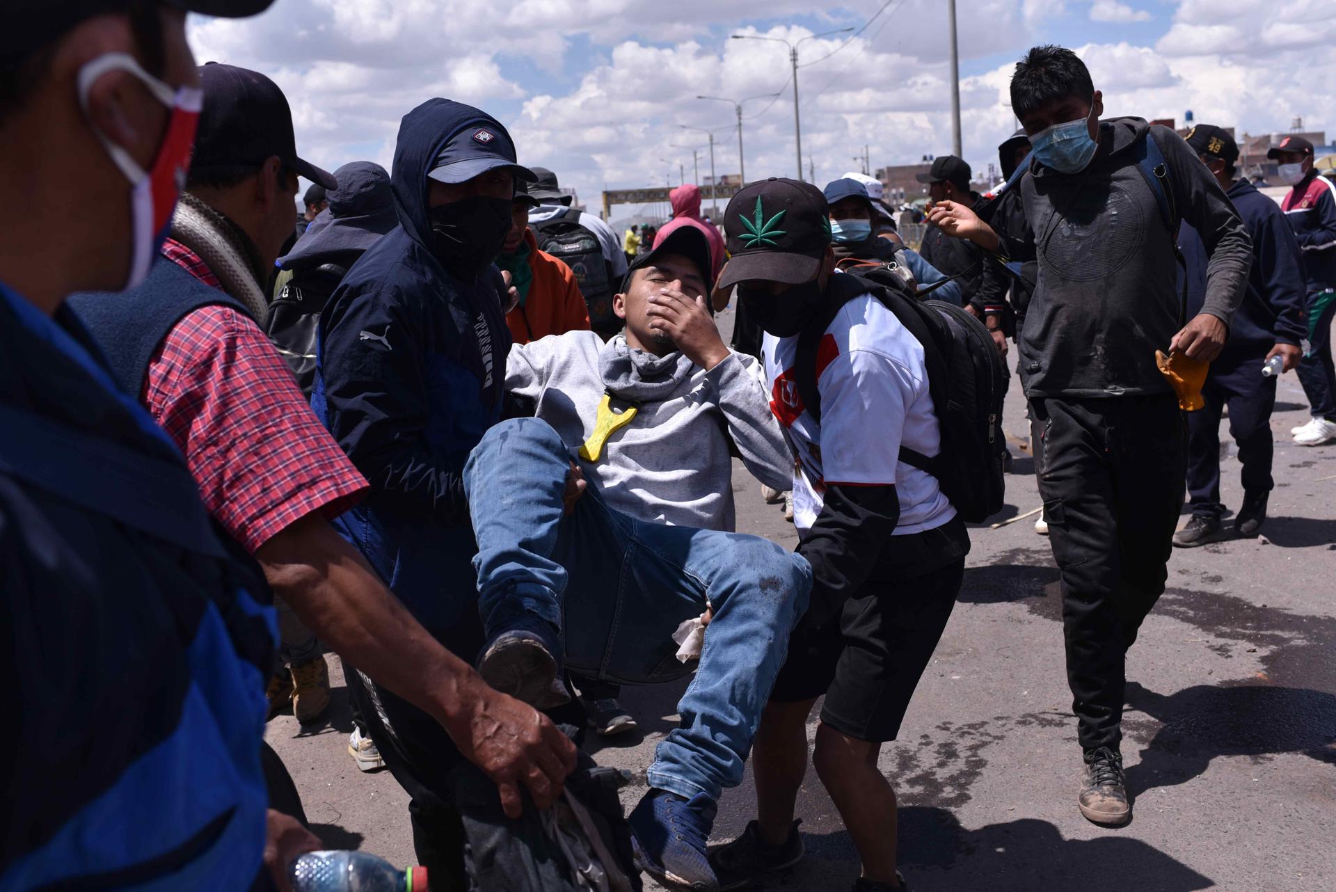 Mueren 17 manifestantes en la jornada más sangrienta de protestas en Perú