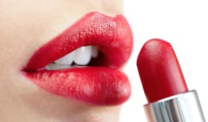 Herpes, estafilococo y otras afecciones: los riesgos de compartir los lápices labiales