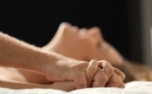 Golpear puertas y preguntar “¿Cuándo tuvo sexo por última vez?”: una compleja misión en Reino Unido